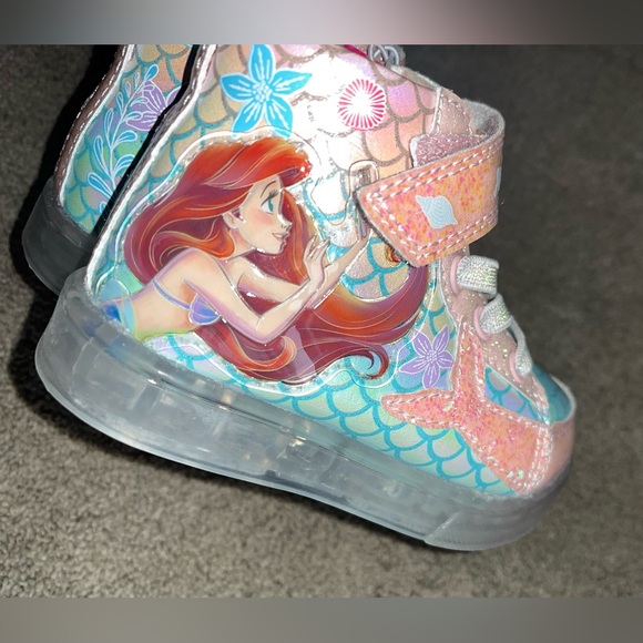 NWT Disney Princess The Little Mermaid Youth size 6 Light-Up High Top Sneakers - Picture 3 of 8